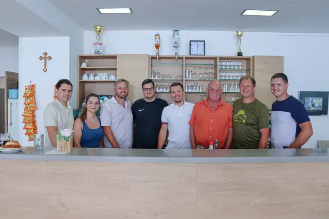 Von links nach rechts: Andreas Schwarz, Sarah Biringer, Vbgm. Oliver Biringer, GR Roland Wutzlhofer, GR Marc Wutzlhofer, Michael Gmeiner, GV Hansi Schwarz und GR Mario Schwarz. | Beim traditionellen Frühschoppen kamen wieder viele zusammen, um das Dorfleben zu feiern und gemeinsam schöne Stunden zu verbringen. | Foto: Alejandra Ortiz