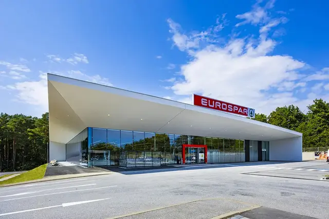 Der neue Eurospar Hinterleitner in Oberschützen präsentiert sich mit 1.150 m² Verkaufsfläche, regionalen Spezialitäten und moderner, nachhaltiger Technik.  | Foto: Spar/Werner Krug