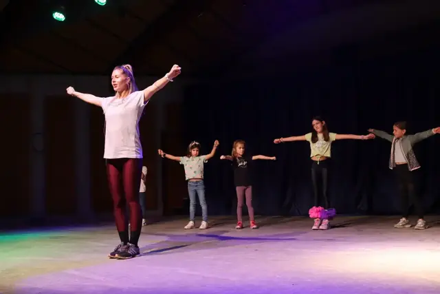 Familien, Mamas, Papas und Kinder schwitzten gemeinsam, spornten sich gegenseitig an und genossen die Freude an der Bewegung. Dabei stand ein Gedanke über allem: Hoffnung schenken. | Foto: Alejandra Ortiz