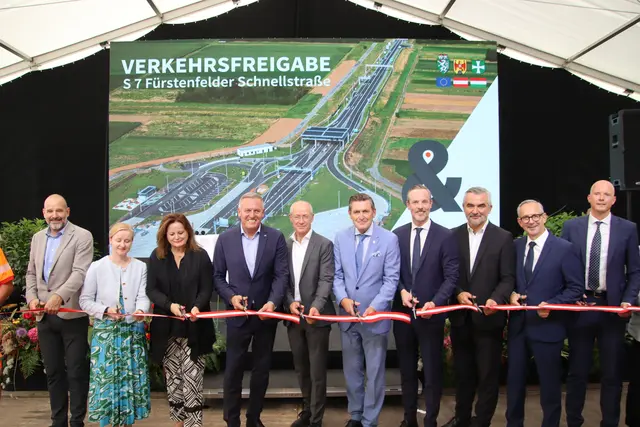 Die Eröffnung nahmen Verkehrsminister Peter Hanke (Mitte), Landeshauptmann Mario Kunasek (4. von links), die Verkehrslandesräte Heinrich Dorner (3. von rechts) und Claudia Holzer (3. von links) mit Vertretern der ASFINAG vor. | Foto: Martin Wurglits