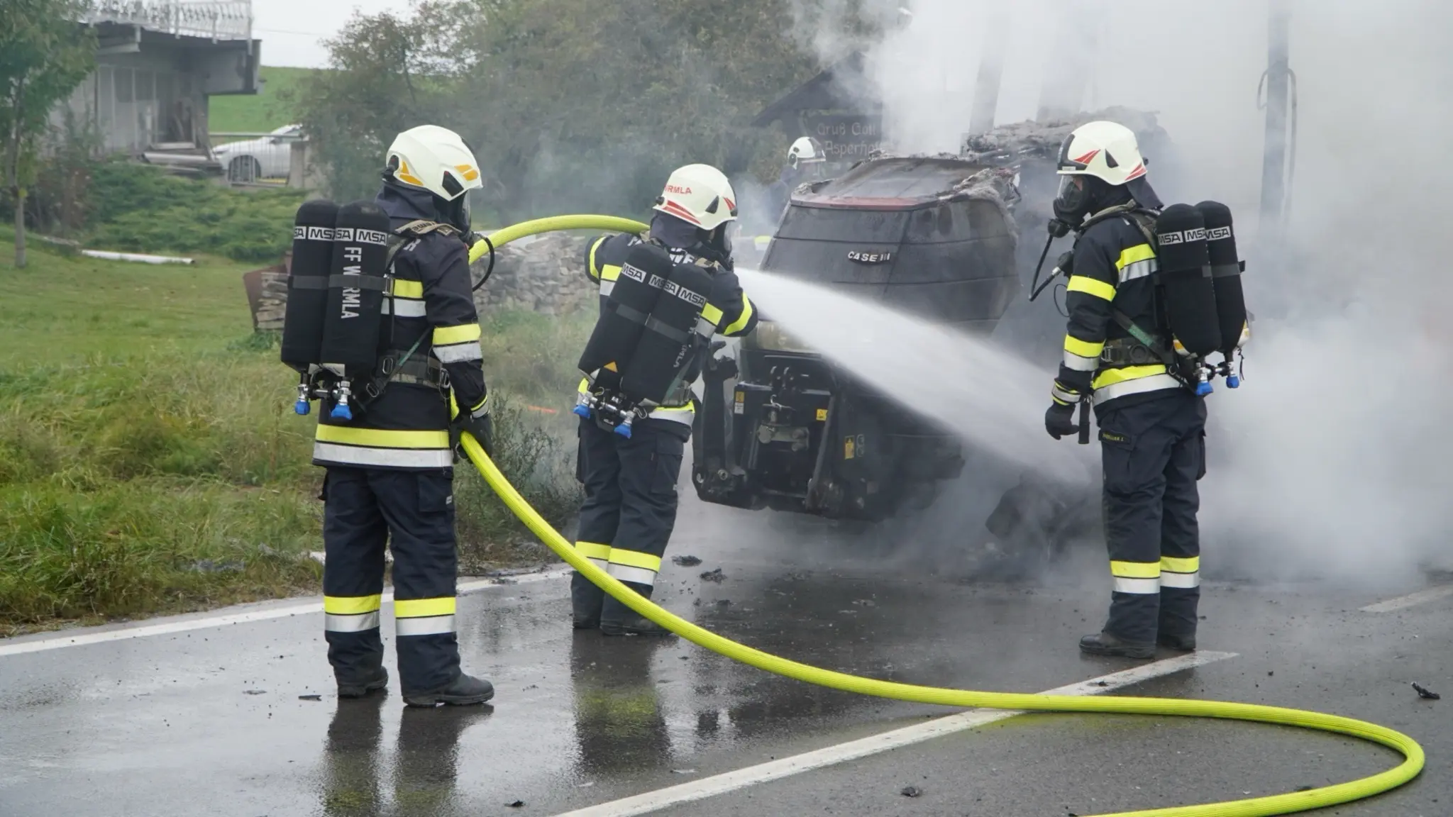 Sirenenalarm in Asperhofen: Traktor begann während der Fahrt zu brennen - ...