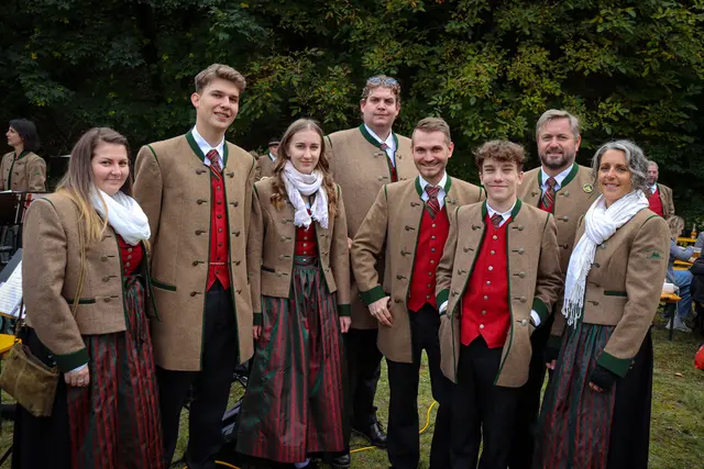 Zum ersten Mal fand das beliebte Kastanienfest nicht am Melinda-Esterházy-Platz vor der Burg statt, sondern direkt im Burggraben der Burg Forchtenstein. Die neue Kulisse sorgte für eine besondere Atmosphäre – historisch, stimmungsvoll und zugleich gemütlich. | Foto: Alejandra Ortiz