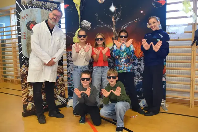 Mit den Kindern der Volksschule Siegendorf flogen Stefan Terdy und seine Frau Katharina Terdy-Kreuzberger auf den Planeten Welania, um das dortige Müllproblem zu beseitigen.  | Foto: Stefan Schneider