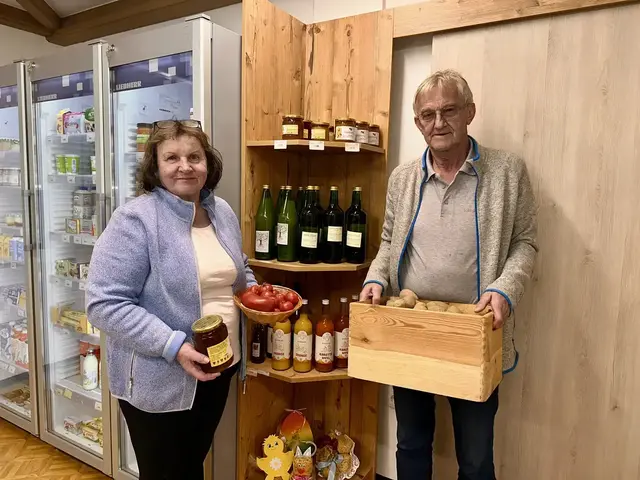 Schneiders Hofladen als Pionierbeispiel für regionale Wertschöpfung. Sie konnten den Regionalitätspreis 2025  in der Kategorie Handel für sich entscheiden.
Maria und Ernst betreiben den Hofladen gemeinsam mit ihrem Sohn Christian. | Foto: Lisa Stöckl