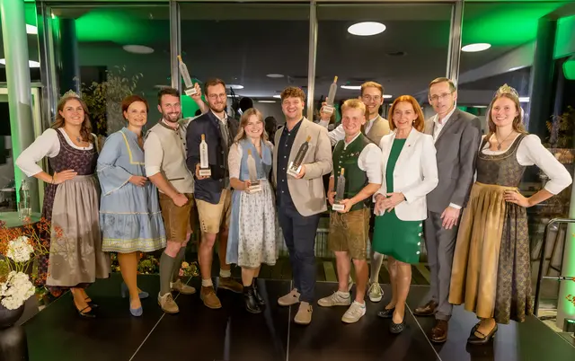 Die Steirischen Weinhoheiten Magdalena I. und Lea gratulierten gemeinsam mit Landesrätin Simone Schmidtbauer sowie den Vorstandsmitgliedern der Steiermärkischen Sparkasse Walpurga Seidl und Oliver Kröpfl allen Siegern. | Foto: Margit Kundigraber