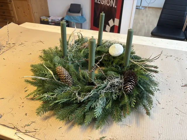 Redakteurin Carmen Rienzner, als gelernte Floristin, zeigt wie es gemacht wird. | Foto: MeinBezirk/Dominik Lach