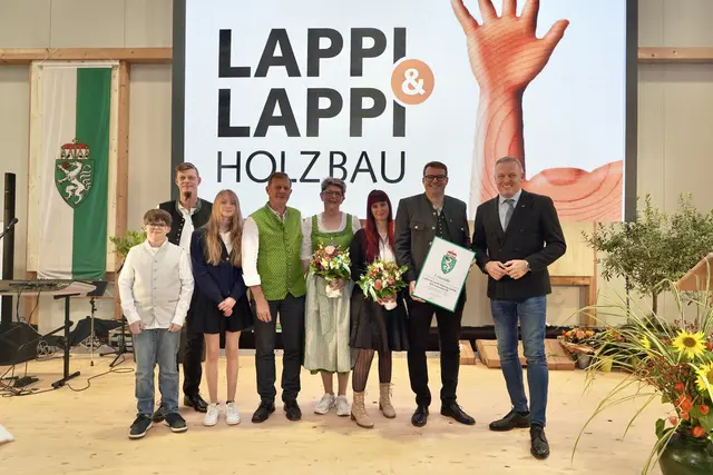 LH Mario Kunasek überreichte beim Firmenjubiläum von Lappi & Lappi Holzbau das Landeswappen an Geschäftsführer Bernhard Lappi mit Gattin Andrea, Seniorchefin Eva, Geschäftsführer Josef, Enkerl Selina und Luca sowie Stefan Lappi. (v.r.) | Foto: Land Steiermark/Petra Mitteregger