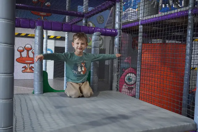 Liam ging sofort auf Entdeckungstour und erkundete die große Kletterlandschaft. | Foto: Jennifer Flechl