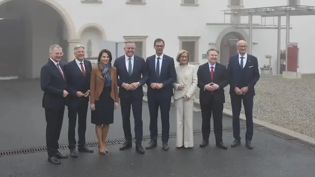 Bei dichtem Nebel wurde vor Sitzungsbeginn das Gemeinschaftsfoto im Schlosshof gemacht. | Foto: MeinBezirk/W. Fischer