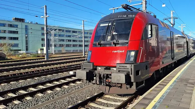 Historischer Moment: Der Premierenzug fährt am Grazer Hauptbahnhof ab. | Foto: ÖBB
