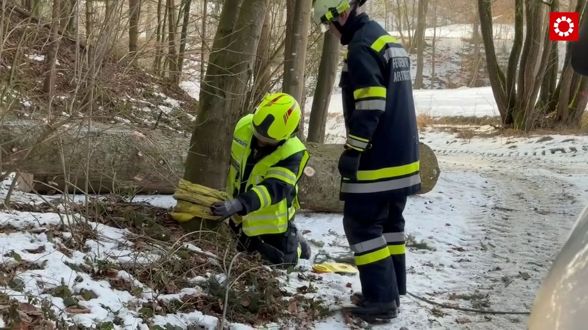 Rasche Bergung: Lieferwagen rutscht auf glatter Straße in Wassergraben - ...