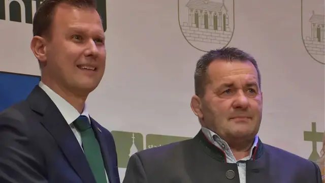 Bürgermeister Daniel Kos mit Norbert Wiesner, der beim Neujahrsempfang in Leibnitz mit dem Ehrenzeichen in Gold ausgezeichnet wurde. | Foto: MeinBezirk/W. Fischer