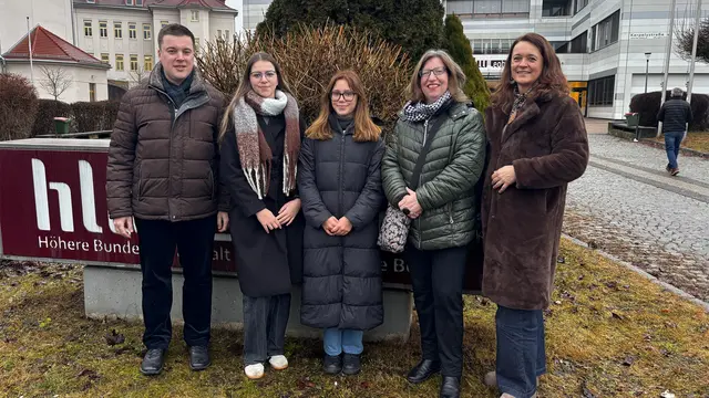 Leobens Kulturreferent Johannes Gsaxner gratulierte Lena Walchhütter und Victoria Winterheller sowie ihren Lehrerinnen zum erfolgreichen Audioguide-Projekt „Stolpersteine Leoben“ (v .l.). | Foto: Laura Jung