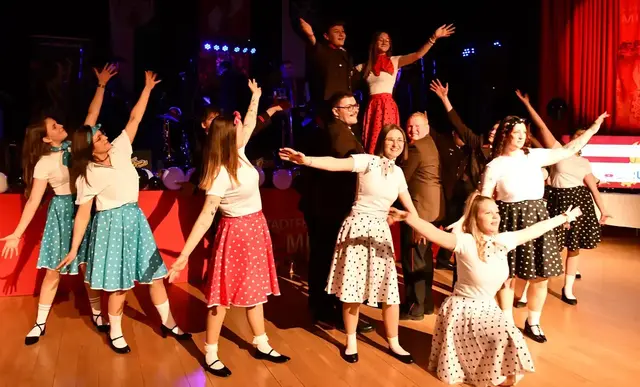 Würdiger Auftakt zum Feuerwehrball der Stadtfeuerwehr Murau am Samstag im AK Saal, die Polonaise der Florianis mit ihren Tanzpartnerinnen. | Foto: Anita Galler