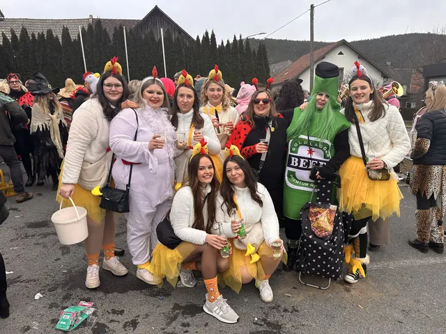 Bunte Kostüme und eine super Stimmung beim 29. Relaschloa Hianzenfosching.  | Foto: Lisa Stöckl