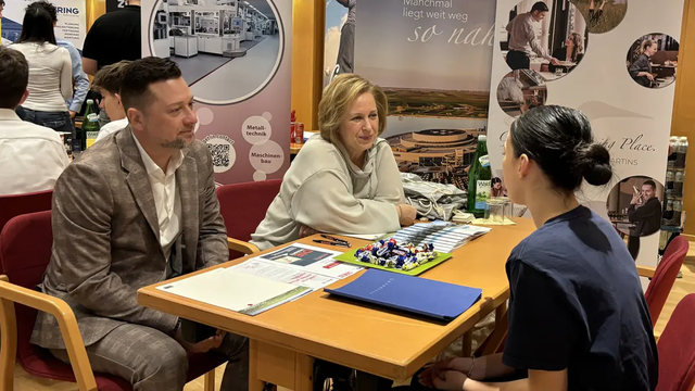 Die Vertreterinnen und Vertreter der teilnehmenden Unternehmen führten zahlreiche Gespräche mit interessierten Bewerberinnen und Bewerbern. | Foto: MeinBezirk/Barbara Babonitsch-Diewald