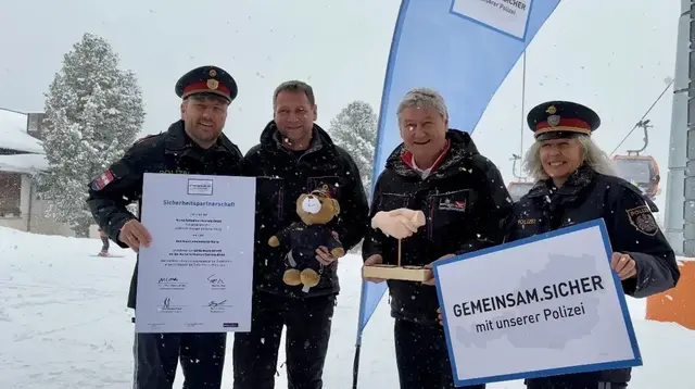 Bezirks­polizeikommandant Martin Mellem (v. l.) stellte gemeinsam mit Karl Fussi und Reinhard Kargl (Geschäftsführer Kreischberg und Lachtal) und Romana Revoul die Partnerschaft vor. | Foto: MeinBezirk/Julia Gerold