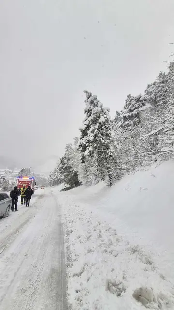 Wegen der starken Schneefälle sind die Feuerwehren vielerorts im Dauereinsatz - so auch die Feuerwehr Neustift an der Rosalia.  | Foto: FF Neustift/Rosalia