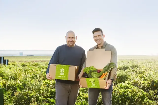 Geschäftsführer Michael Pilsel und Christoph Mick mit der BioVit Box direkt am Anbaufeld