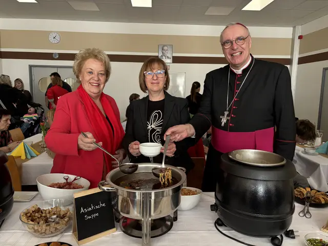 Restlkochen und Fastensuppenessen in der école Güssing: Volkshilfe-Präsidentin Verena Dunst, Direktorin Karin Schneemann, Bischof Ägidius Zsifkovics (v.l.) | Foto: Elisabeth Kloiber
