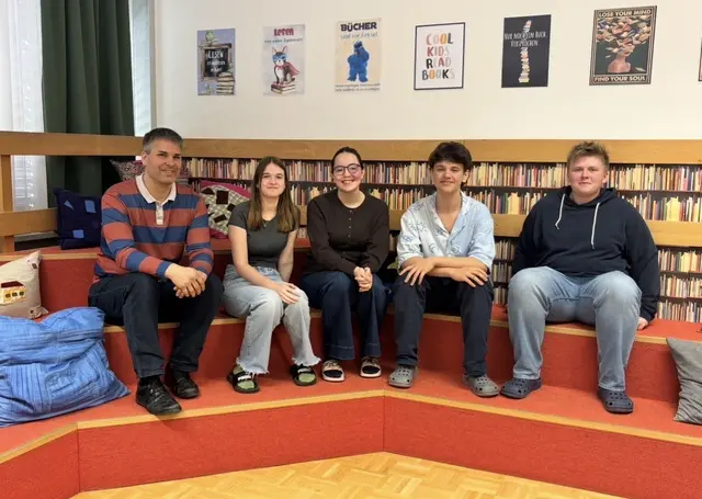 Lehrer Thomas Kuchling und Schülerinnen und Schüler Lena Brunner, Tabita Coman, Stefan Siegl und Christoph Bauernhofer (v. l.) vom BG/BRG Weiz erzählen, wie KI an der Schule verwendet wird. | Foto: MeinBezirk/Leonie Herrmann