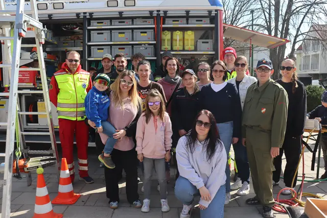 Es war die perfekte Gelegenheit, den Menschen in Uniform einmal ganz nah zu kommen und ihnen über die Schulter zu schauen. Von 10 bis 14 Uhr präsentierten Feuerwehr, Polizei, Rotes Kreuz und Wasserrettung ihre Fahrzeuge und Ausrüstung. Zahlreiche Interessierte nutzten die Gelegenheit, um einen Blick hinter die Kulissen der Einsatzorganisationen zu werfen und mehr über deren wichtige Arbeit für die Sicherheit der Bevölkerung zu erfahren. | Foto: Alejandra Ortiz