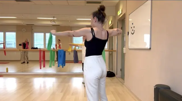 In meinem persönlichen Sport-Experiment teste ich mich durch verschiedene Sportarten. Beim Kurs "Starke Muskeln - starke Knochen" vom Verein "fit &amp; froh" erlebe ich, wie gezieltes Krafttraining besonders für Menschen ab der Lebensmitte wirkt. | Foto: MeinBezirk / Jennifer Flechl