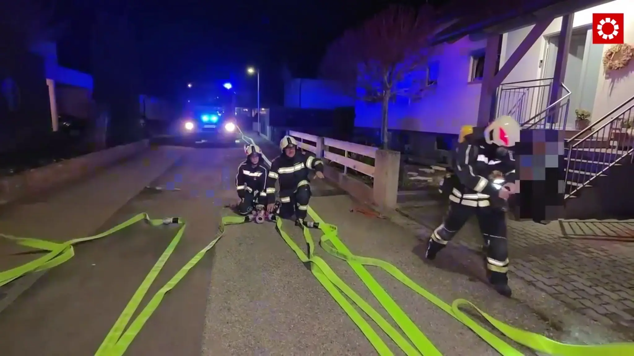 Total fire in Wieselburg: Electric car catches fire, flames engulf carport ...