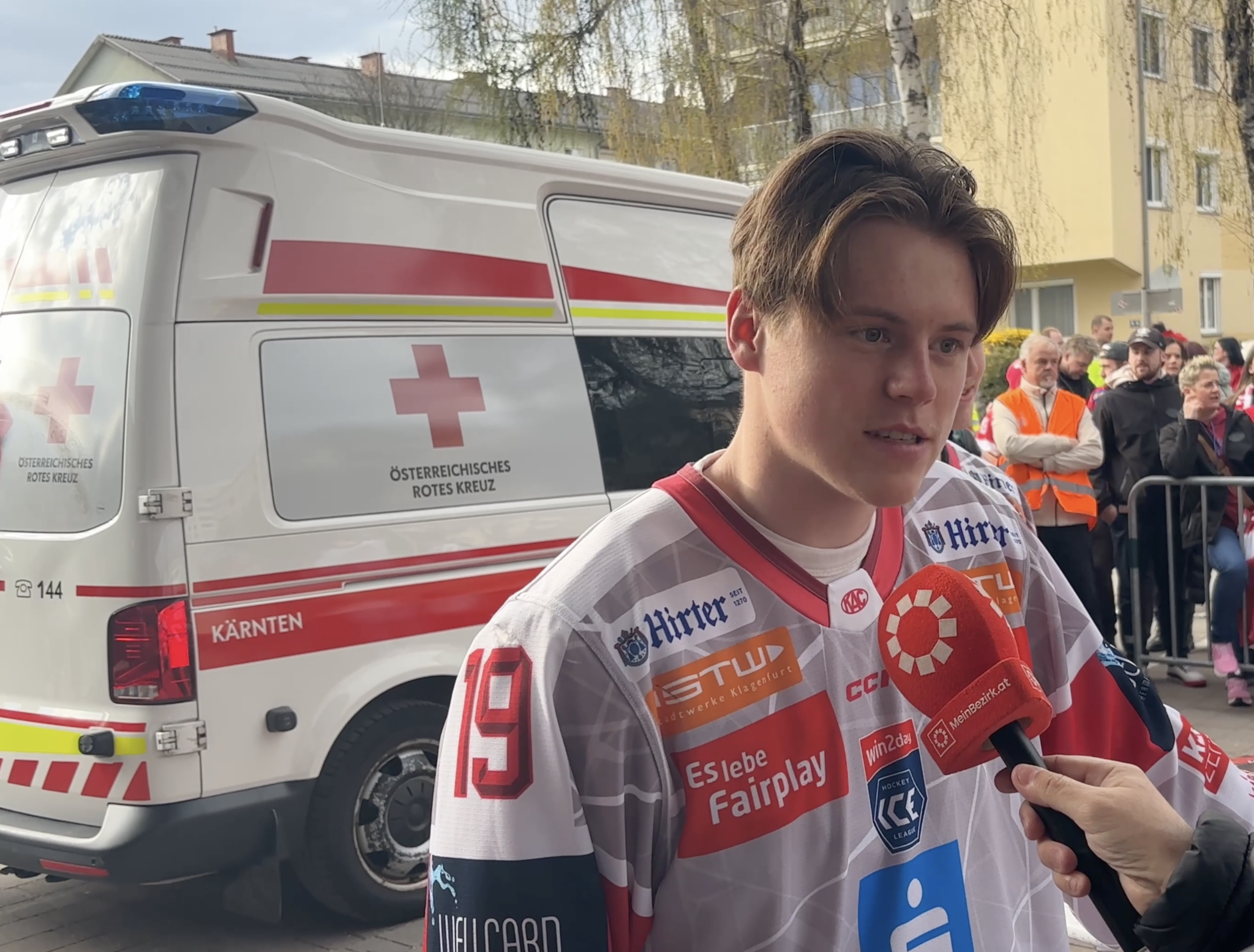 Hunderte Fans feierten ihre Rotjacken