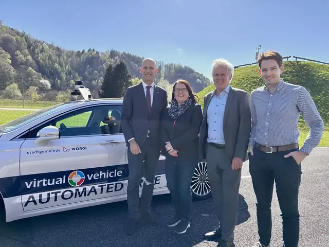 Landesrat Willibald Ehrenhöfer (l.), Jost Bernasch (Mitte) und Markus Schratter (r.) mit Testmitfahrerin Elke Waidacher.  | Foto: MeinBezirk/Julia Gerold