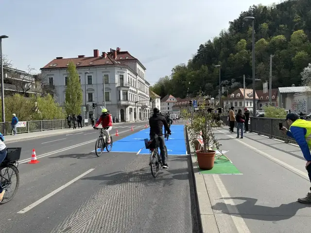 Am Freitagvormittag wurde die Keplerbrücke autofrei. Der Gehsteig gehörte ganz Fußgängerinnen und Fußgängern, zwei KFZ-Streifen wurden zum Radweg, die anderen beiden KFZ-Streifen blieben für Busse und Einsatzfahrzeuge geöffnet.  | Foto: MeinBezirk/Markus Kropac