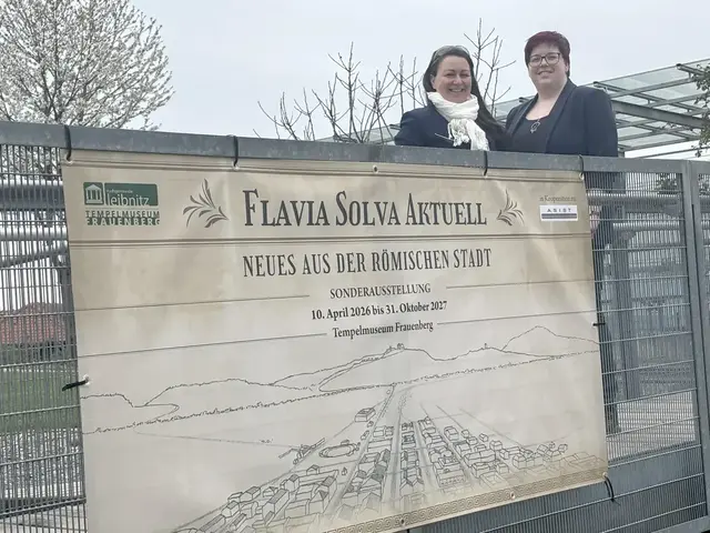 Ursula Pintz und Marlene Weinzettl kurartierten die neue Dauerausstellung "Flavia Solva Aktuell", die bis zum 31. Oktober 2027 im Tempelmuseum am Frauenberg besucht werden kann. | Foto: MeinBezirk/Waltraud Fischer