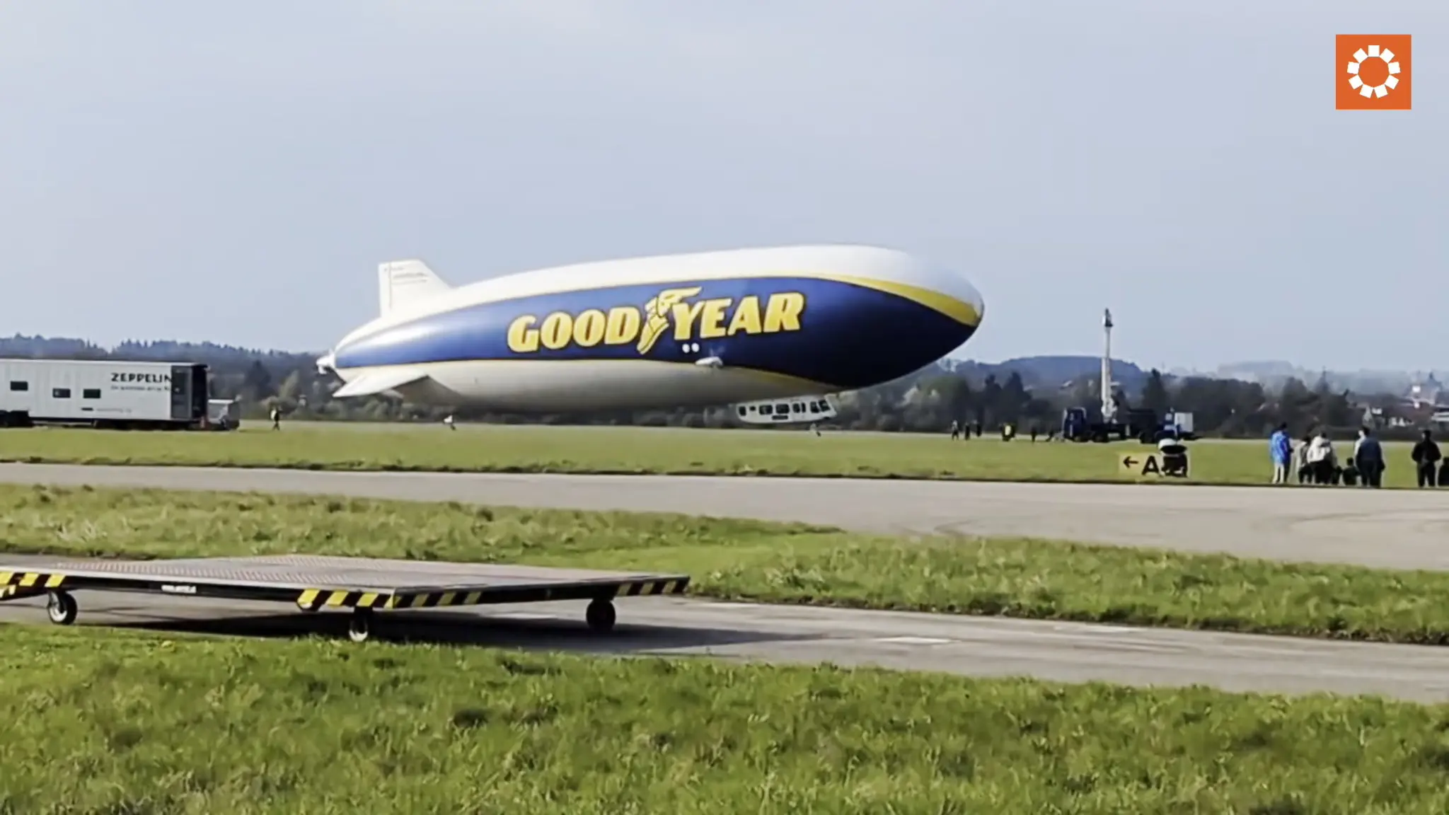 Goodyear-Zeppelin sicher am Boden: Landung eines der letzten ...
