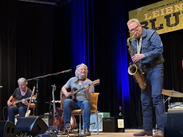 Mitreißendes Finale: "Sir" Oliver Mally (Mitte) mit Peter Schneider (l.) aus München und Thomas Feldmann aus Münster begeisterten das Publikum im Kulturzentrum Leibnitz.  | Foto: MeinBezirk/Waltraud Fischer