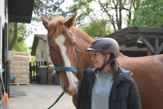 In meinem Sport-Experiment wage ich mich dieses Mal erstmals aufs Pferd und probiere Reiten am Dragahof in Parndorf aus. | Foto: MeinBezirk / Victoria Nagy