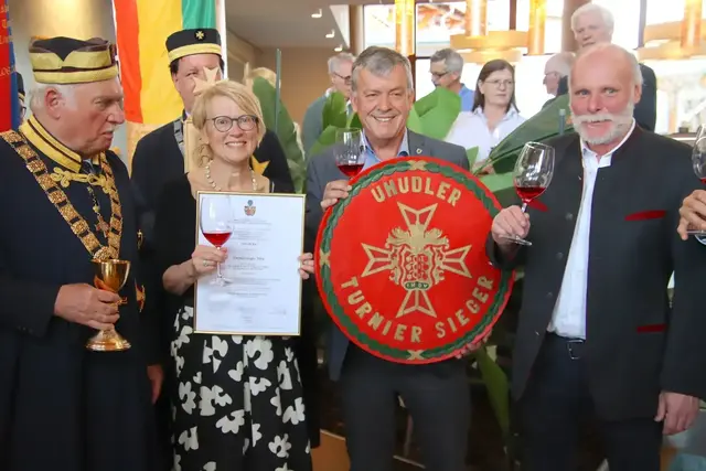 Als bester Uhudler des Jahrgangs 2025 wurde vom Europäischen Weinritterorden der Wein von Reinhild und Josef Pfeiffer aus Eltendorf (Mitte) prämiert.  | Foto: Martin Wurglits