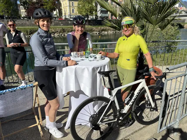 Nicole, Marlies und Lisa sind als Trio oft am Rennrad unterwegs und nahmen an der Fortgeschrittenen-Ausfahrt teil.  | Foto: meinbezirk.at/Birgit Gehrke 