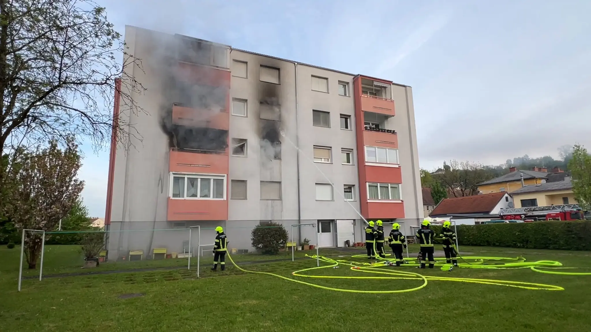 Feuerwehreinsatz: Wohnungsbrand im Wehrgraben - Steyr & Steyr Land
