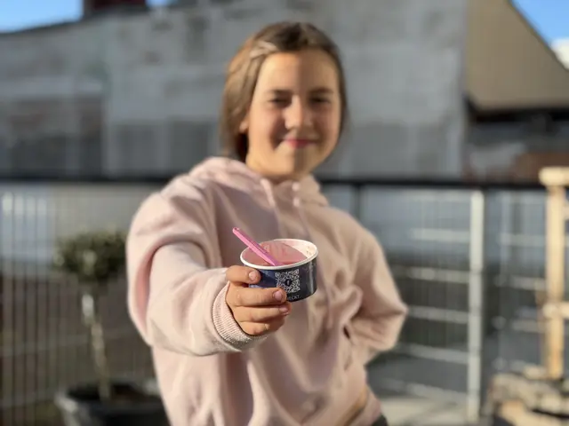 Kind mit Eisbecher in der Hand
