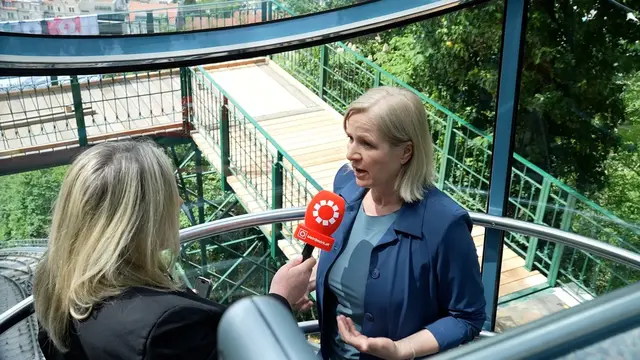 Judith Schwentner (rechts) von den Grünen mit Martina Maros-Goller von MeinBezirk