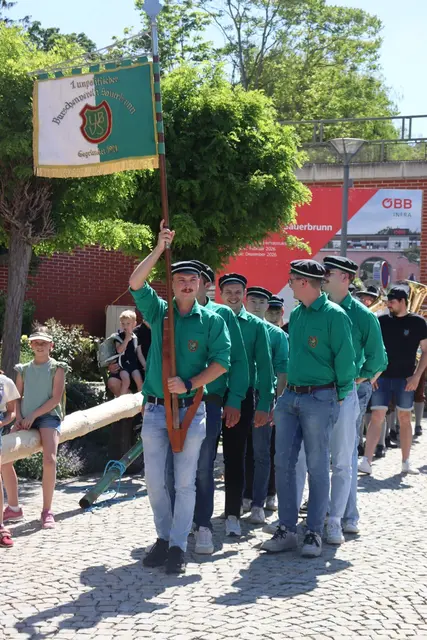Festlicher Auftakt: Der Kirtagsbaum wird begleitet von Musik und Burschen durch den Ort getragen. | Foto: Alejandra Ortiz / MeinBezirk