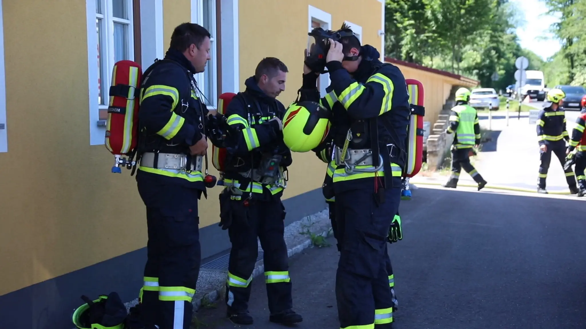 Traktor stand in Hofeinfahrt in Vollbrand: Feuerwehren verhinderten ...