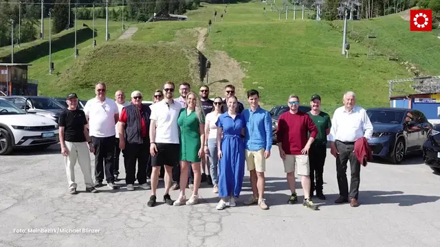 Die Teilnehmer der Ausfahrt und des ersten E-Auto Treffens im Bezirk Murau beim gemeinsamen Foto vor dem Kreischberg. | Foto: MeinBezirk/Michael Blinzer