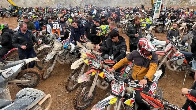 Erzberg-Rodeo Mastermind Karl Katoch versammelte das gesamte Starterfeld, Begleitpersonen, Crew-Mitglieder und Besucherinnen und Besucher auf ihren Motorrädern zu einer riesigen Fahrerparade. | Foto: MeinBezirk/Astrid Moder