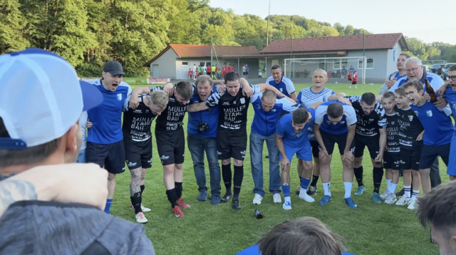 Nach dem Schlusspfif: Spieler, Funktionäre und Fans feierten gemeinsam den historischen Aufstieg, der den Verein erstmals in die 2. Klasse Süd führt. | Foto: Elisabeth Kloiber/MeinBezirk