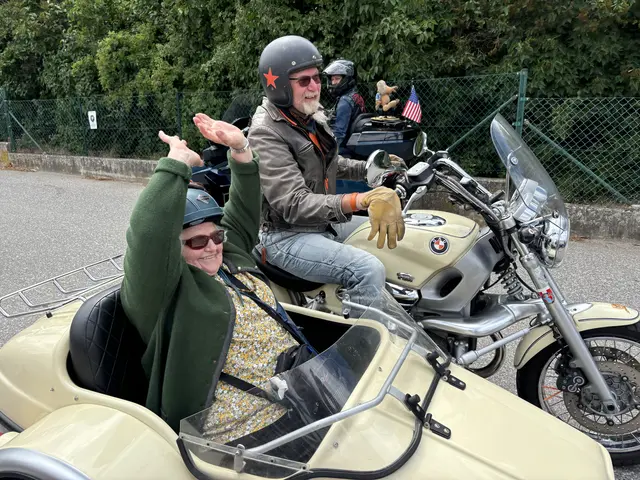 Die Freude war groß: Maria Grafl, 86, mit ihrem Biker Roland Posch vom Motorradclub "MST 47 - Die Gänse". Sie saß zum ersten Mal in einem Beiwagen.  | Foto: MeinBezirk/Barbara Babonitsch-Diewald