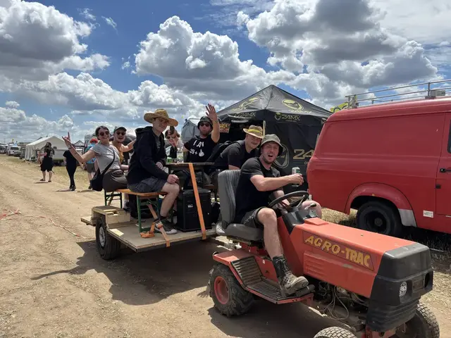 Die Party startet bereits am Campingplatz - die Besucherinnen und Besucher vom Nova Rock 2026 sind motiviert für Tag 2. | Foto:  Jennifer Flechl / MeinBezirk