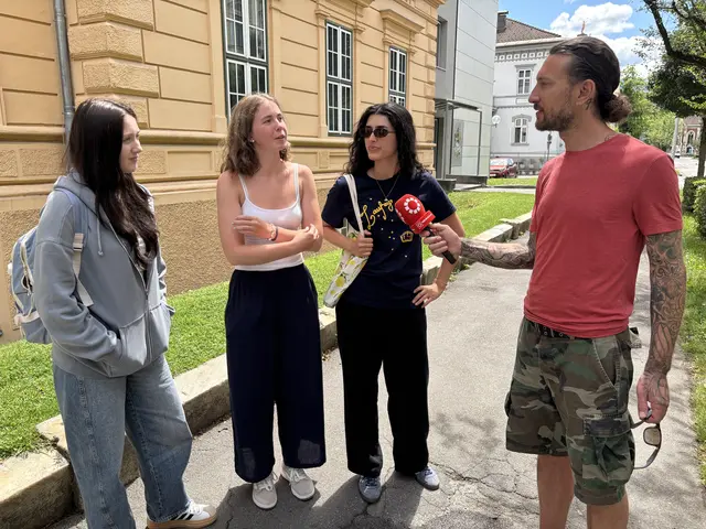 Redakteur Peter Kleinrath sprach mit den CHS-Schülerinnen Florentina, Theresa und Anastasia (von links).  | Foto: meinbezirk.at/Birgit Gehrke