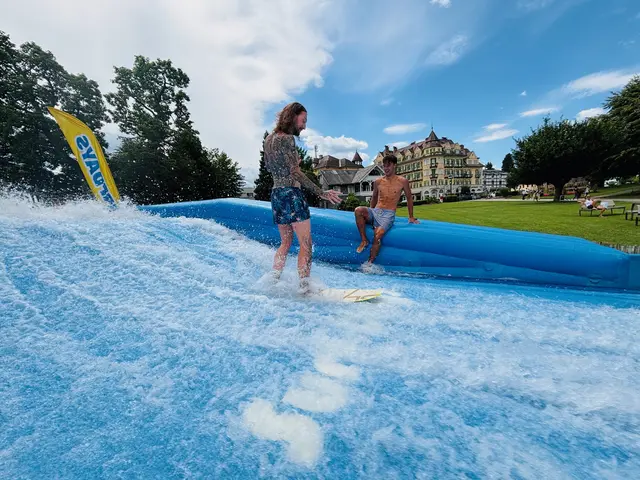 Redakteur Peter Kleinrath testete die Surfwelle im Kurpark in Velden.  | Foto: meinbezirk.at/Birgit Gehrke 