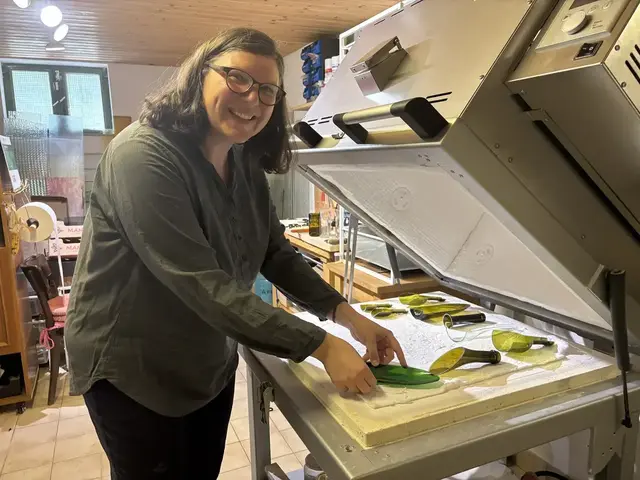 Mit viel Fingerspitzengefühl und handwerklicher Präzision fertigt Lisa Lehner in ihrer Glasmanufaktur „Kuglerei“ die MeinBezirk Award Trophäen.